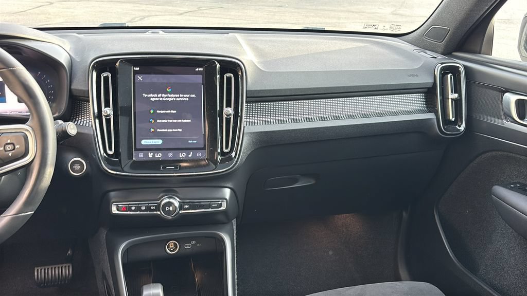 Certified 2025 Volvo XC40 B5 Plus AWD/4WD image 8