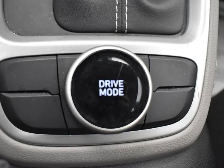 Used 2025 Hyundai Venue SEL image 38