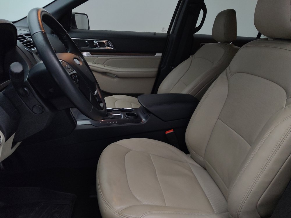 Used 2019 Ford Explorer Limited w/ Ford Safe & Smart Package FWD image 17