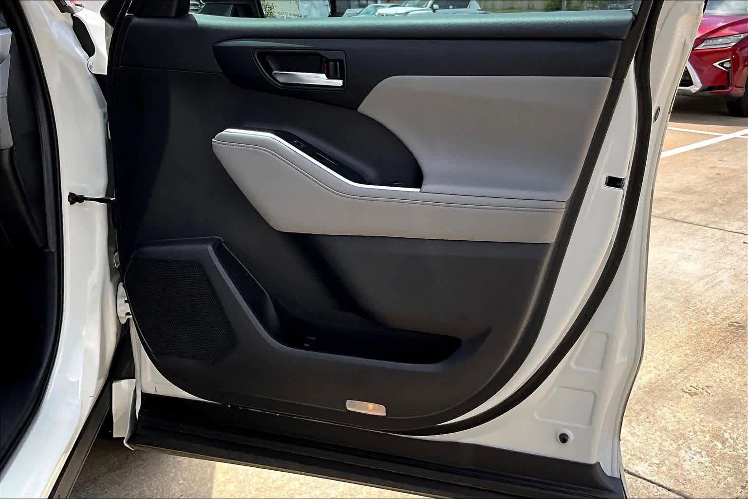 Used 2020 Toyota Highlander XLE FWD image 23
