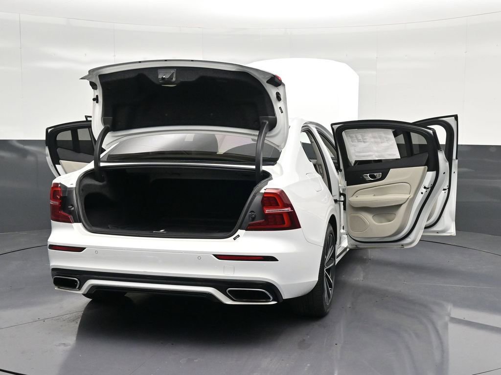 Used 2021 Volvo S60 T5 Momentum w/ Premium Package image 40