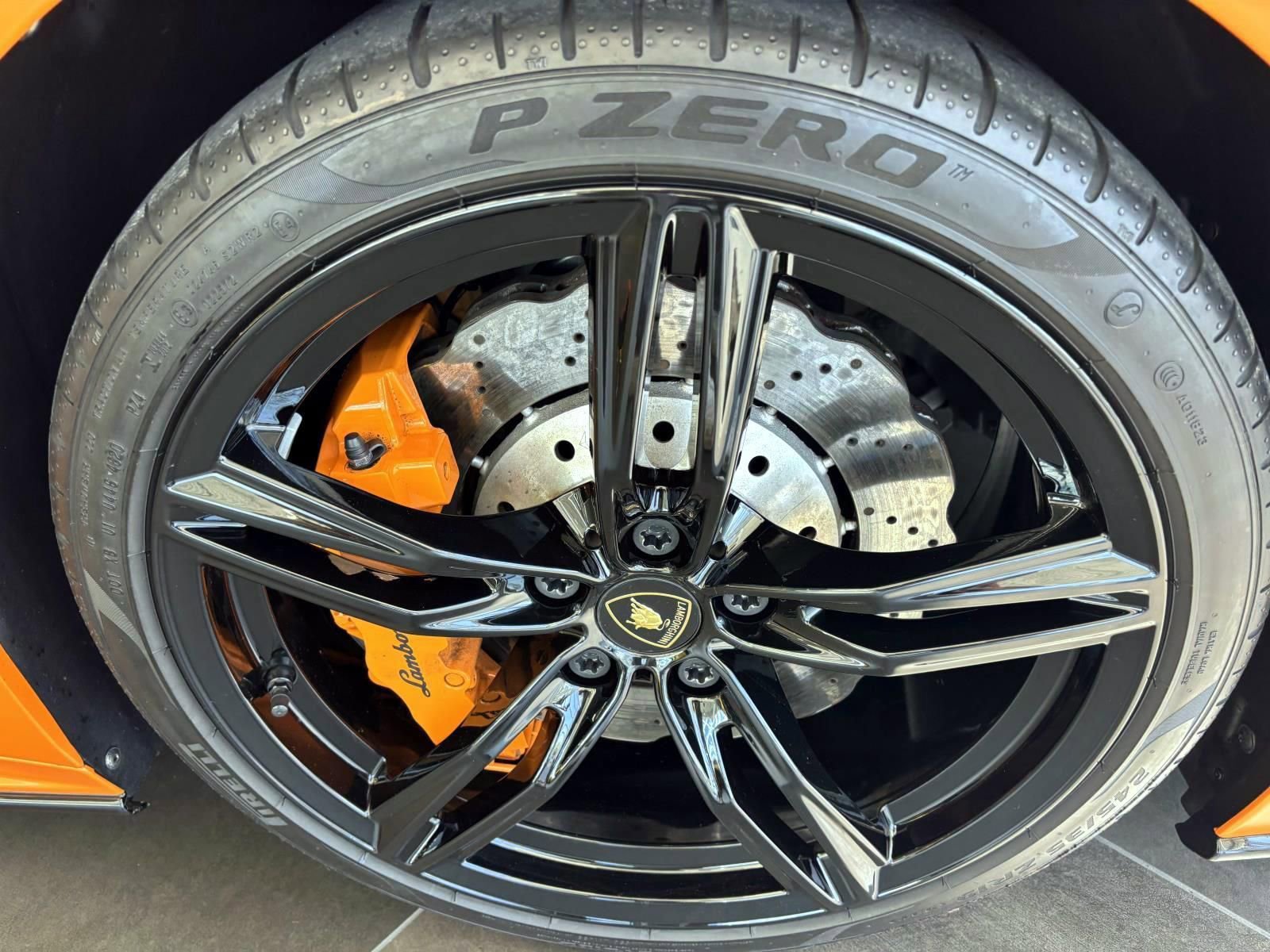Used 2021 Lamborghini Huracan EVO RWD image 46