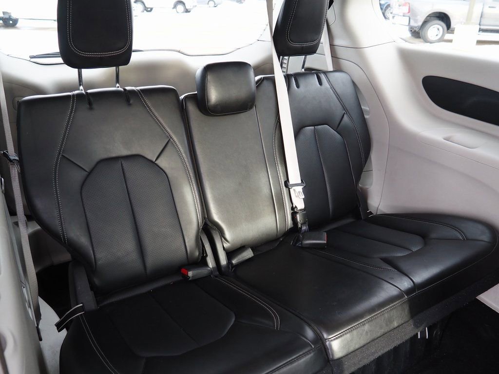 Used 2024 Chrysler Pacifica Touring-L image 11