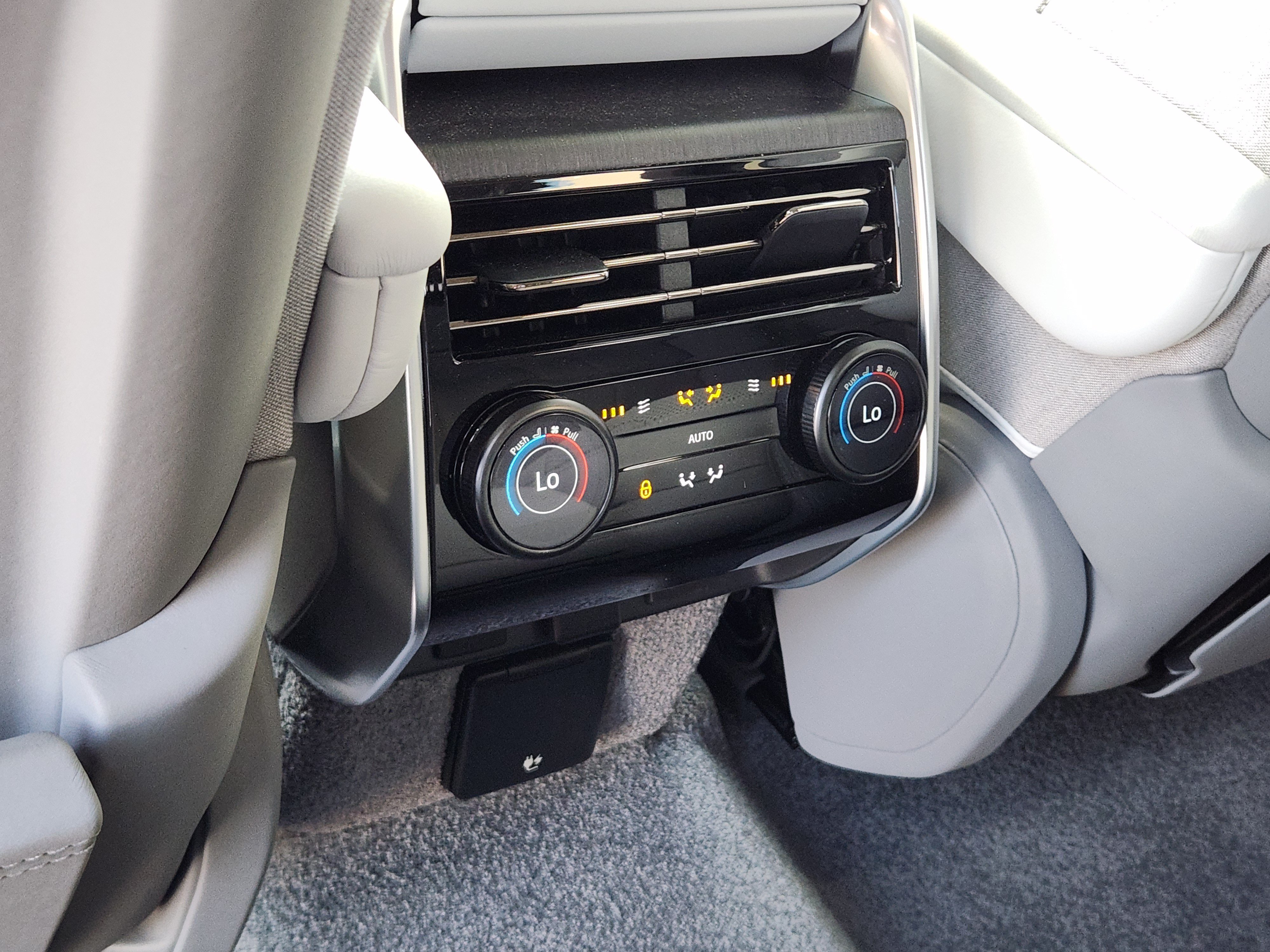 Certified 2025 Land Rover Range Rover SV AWD/4WD image 26