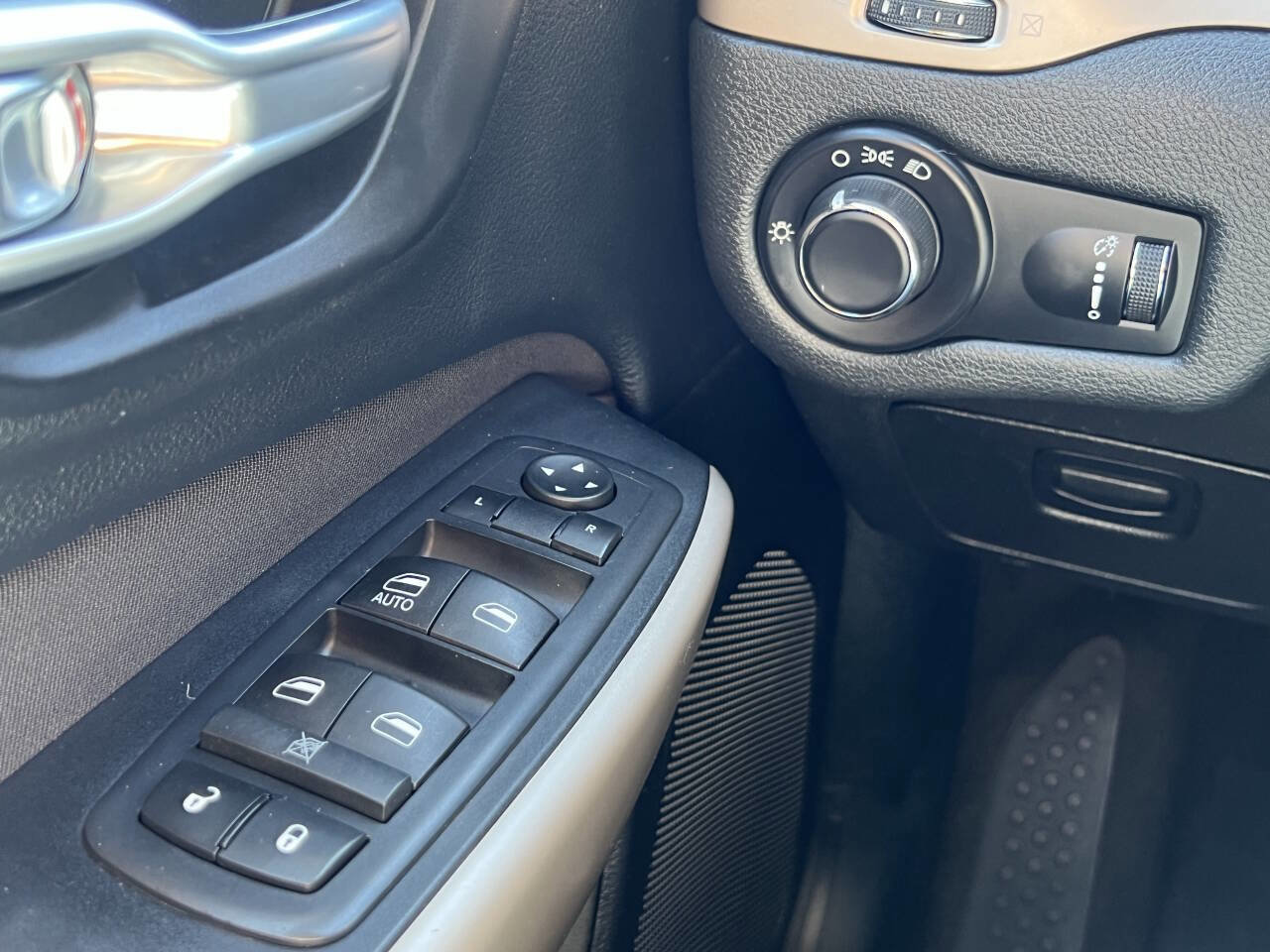 Used 2017 Jeep Cherokee Sport image 8