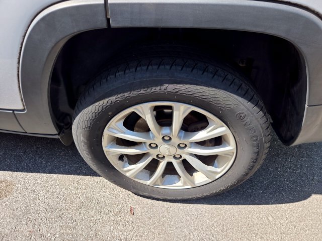 Used 2019 Jeep Cherokee Latitude w/ Cold Weather Group FWD image 2
