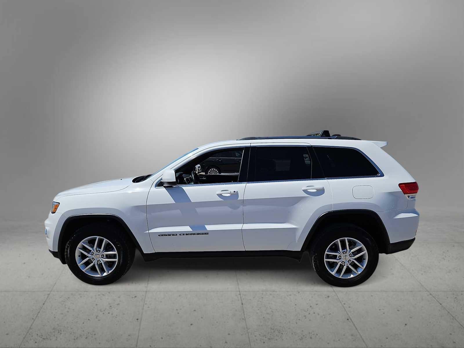 Used 2017 Jeep Grand Cherokee Laredo w/ Quick Order Package 23E AWD/4WD image 5