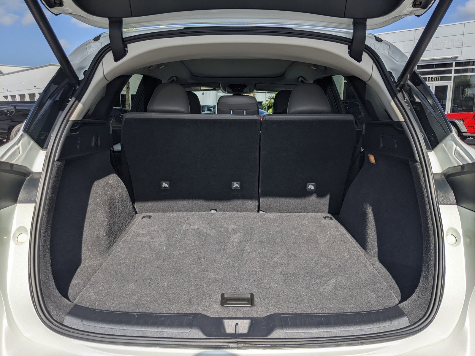 Used 2023 INFINITI QX50 Sensory image 10