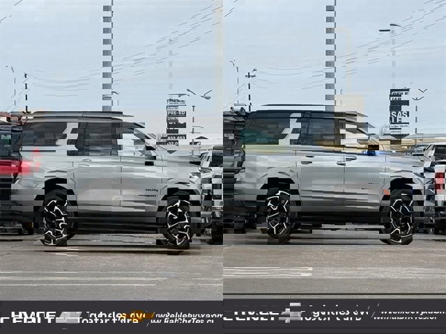 Used 2024 Chevrolet Suburban RST image 5