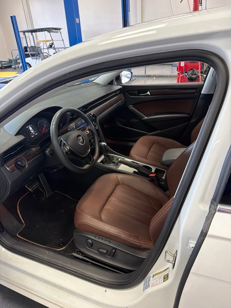 Used 2022 Volkswagen Passat 2.0T FWD image 2
