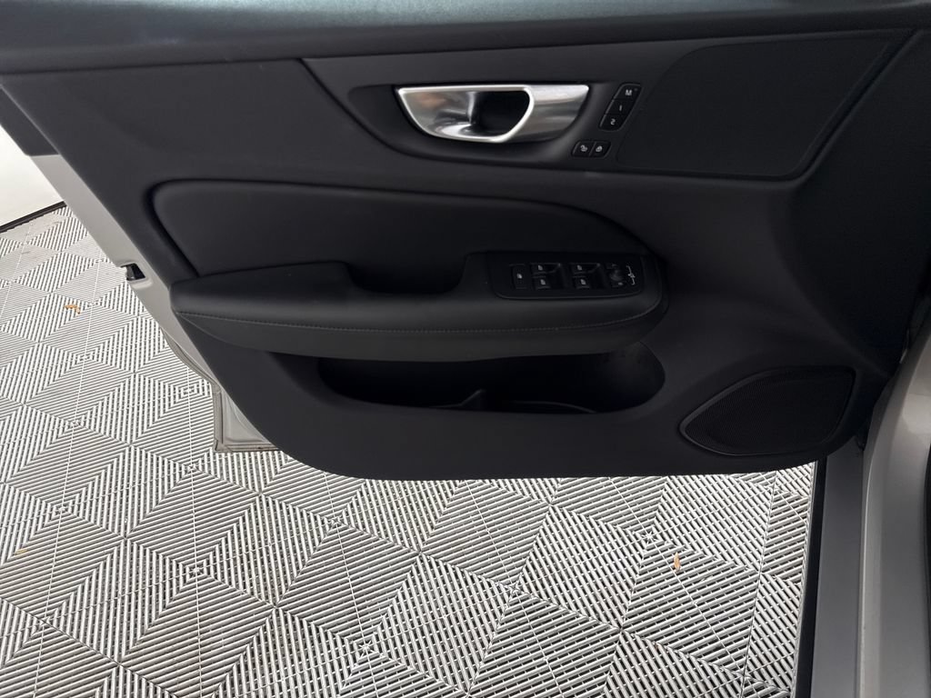 Used 2025 Volvo S60 B5 Core FWD image 9