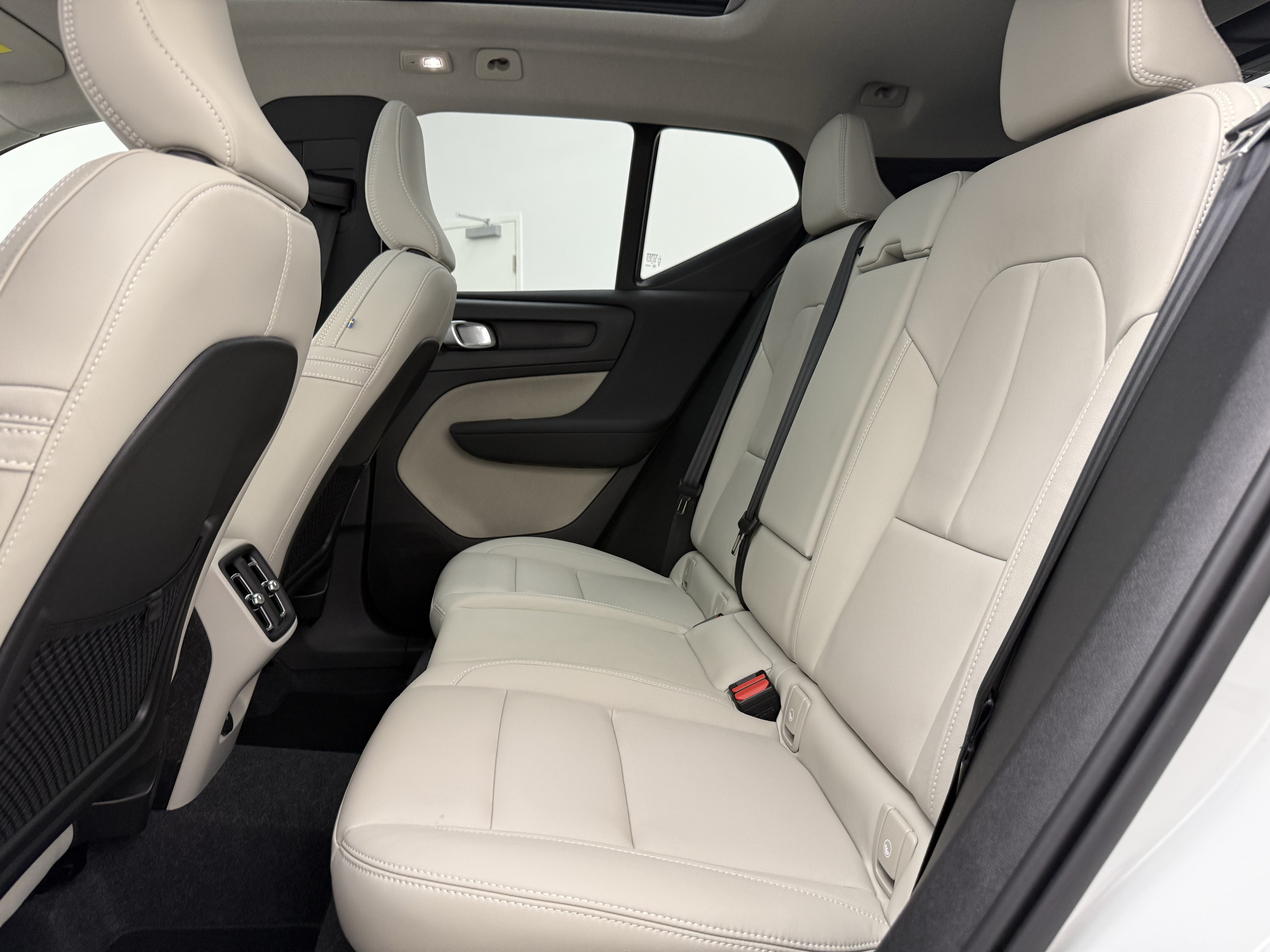 Certified 2025 Volvo XC40 B5 Ultra AWD/4WD image 26