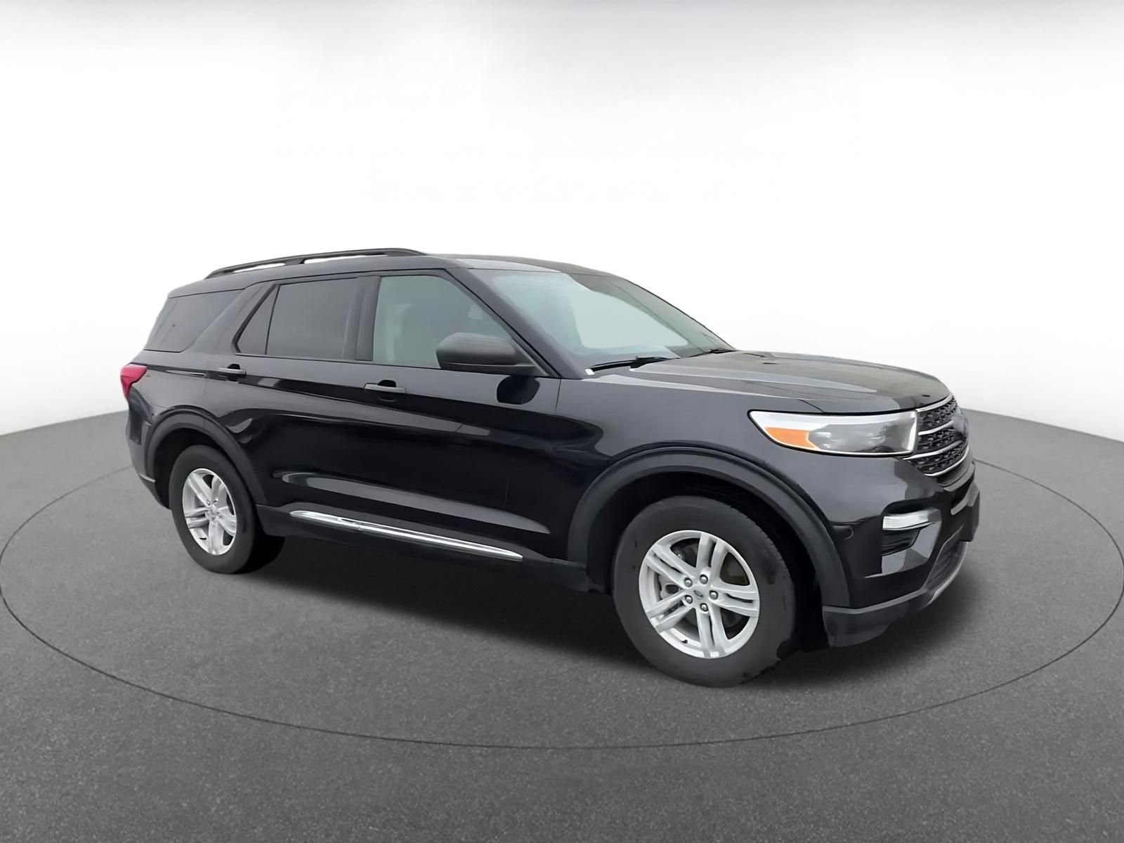 Used 2024 Ford Explorer XLT w/ Equipment Group 202A image 2