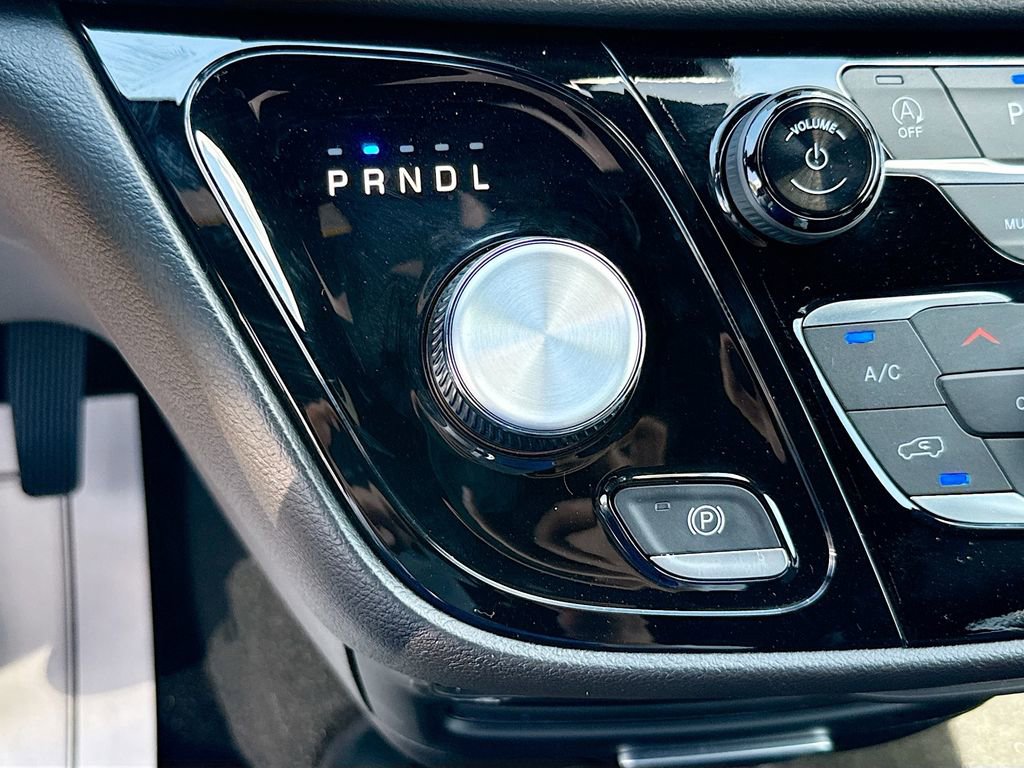 Used 2026 Chrysler Pacifica Select image 18