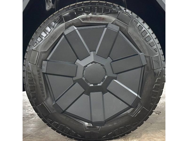 Used 2024 Tesla Cybertruck AWD Crew Cab image 11