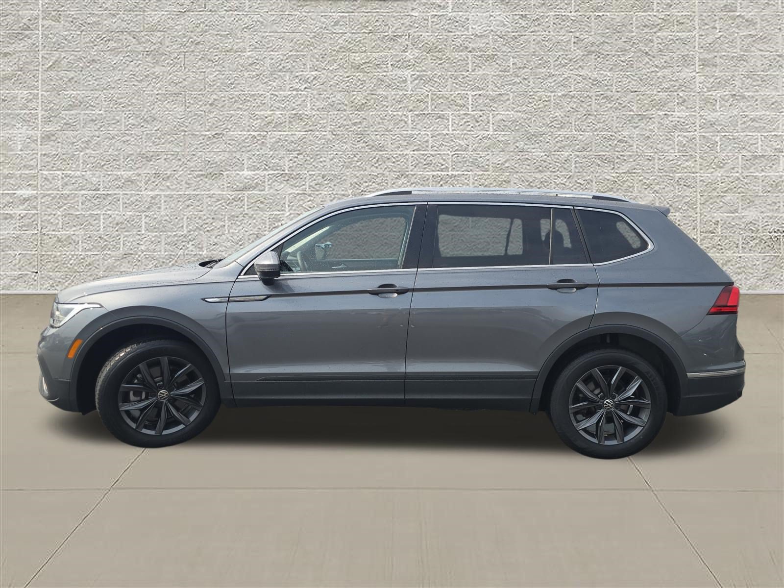 Certified 2023 Volkswagen Tiguan SE w/ Panoramic Sunroof Package AWD/4WD image 4