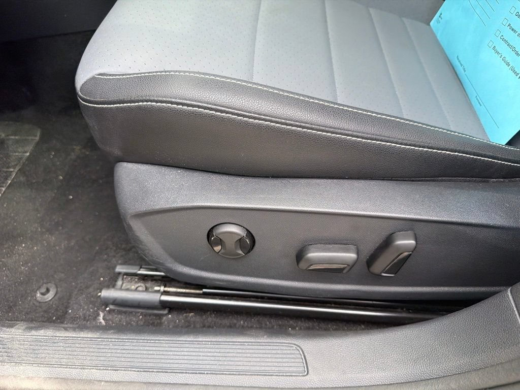 Used 2025 Volkswagen Jetta SE FWD image 17
