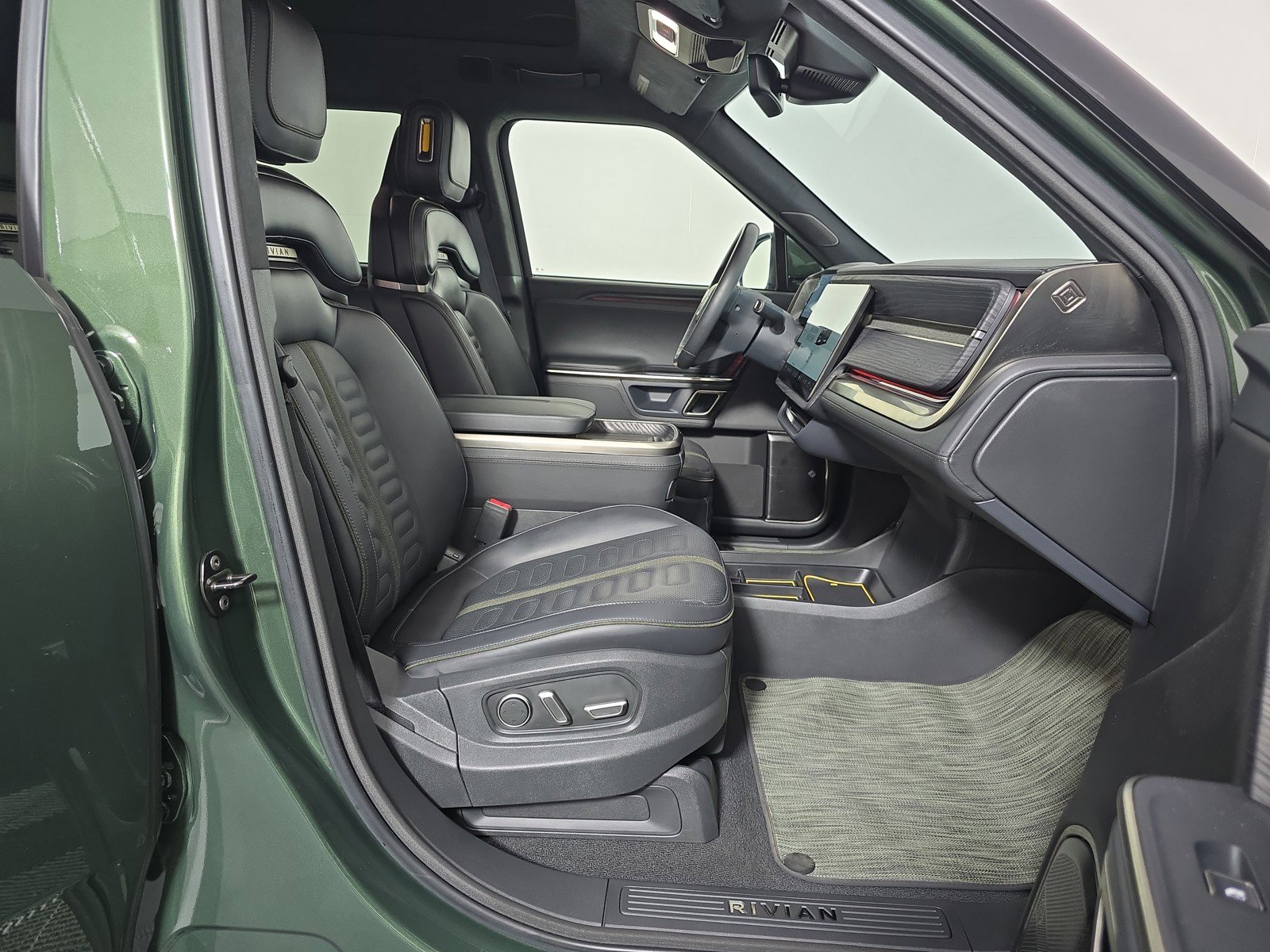 Used 2024 Rivian R1S Adventure AWD/4WD image 24
