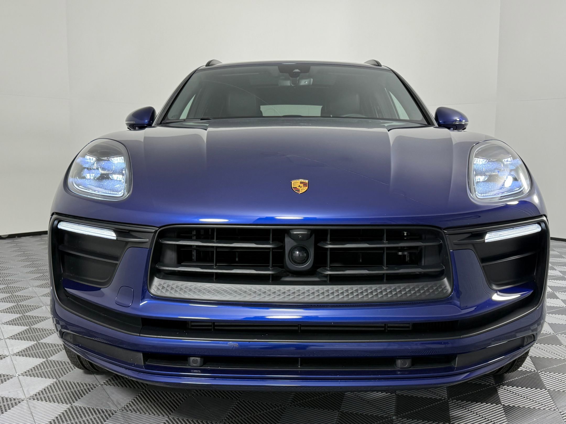 Certified 2025 Porsche Macan AWD/4WD image 6