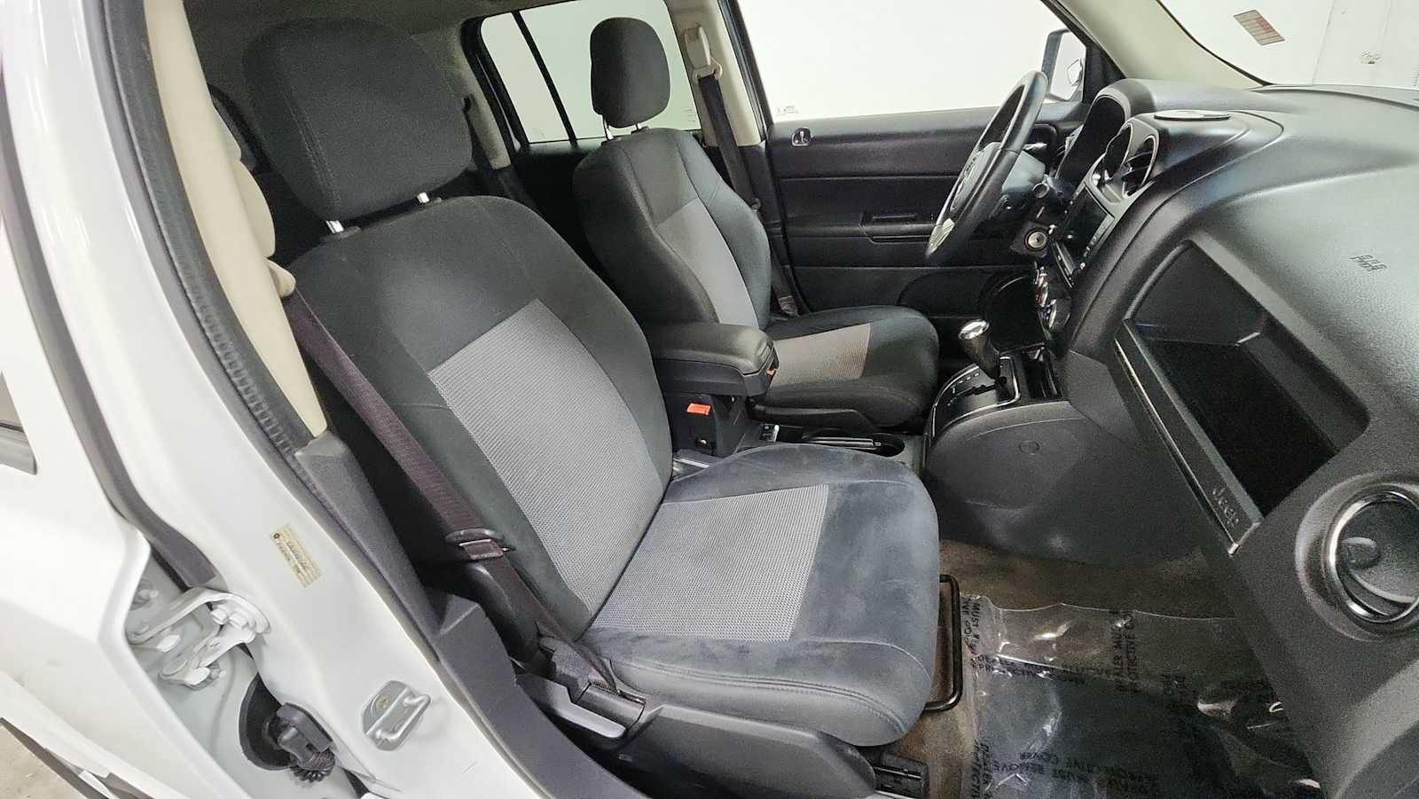 Used 2014 Jeep Patriot Latitude AWD/4WD image 27