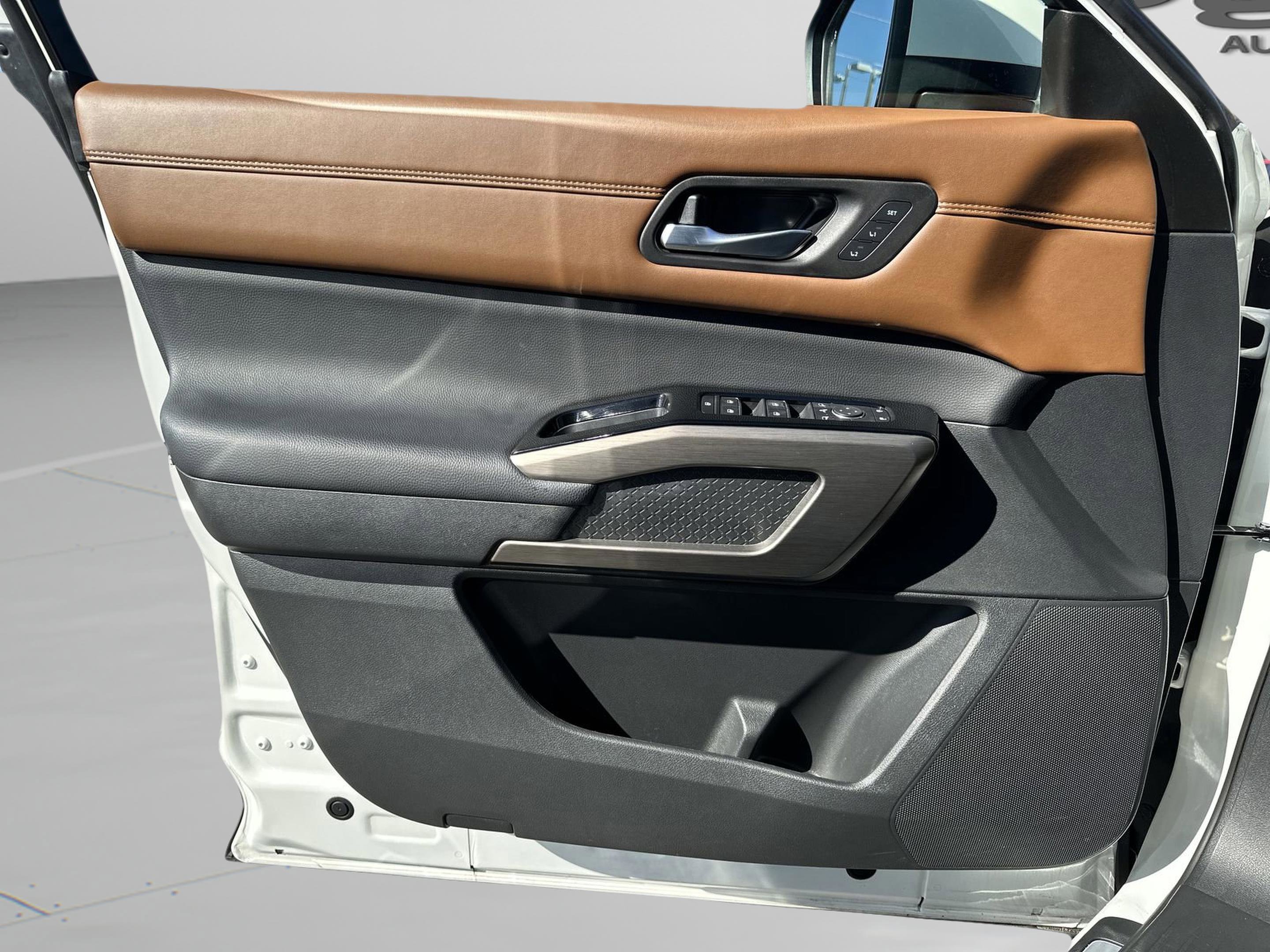 Used 2024 Nissan Pathfinder Platinum image 10