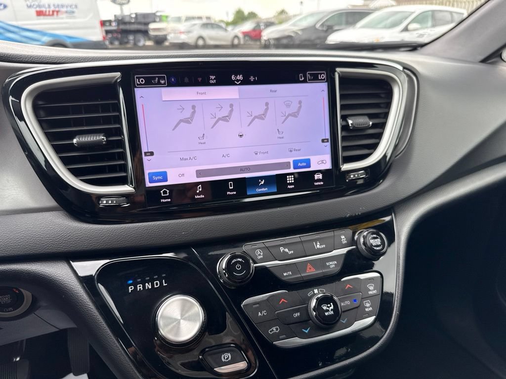 Used 2025 Chrysler Pacifica Select FWD image 19