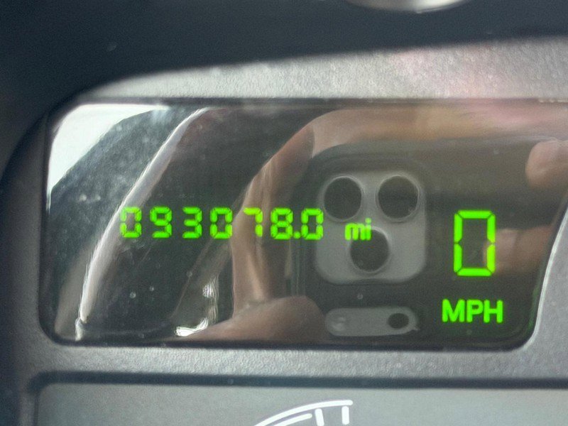 Used 2005 Lincoln Town Car Signature Limited image 20