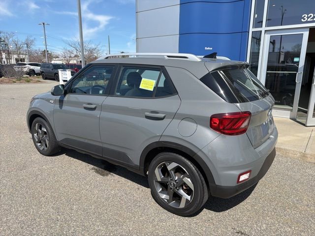 Used 2021 Hyundai Venue SEL w/ Cargo Package image 4