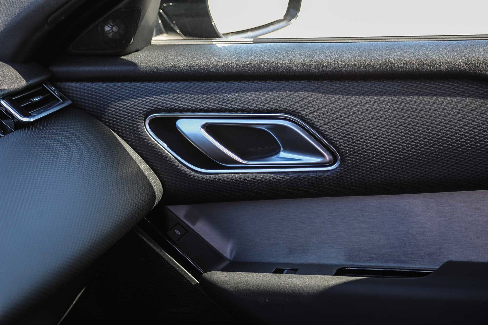 Used 2022 Land Rover Range Rover Velar R-Dynamic S image 21