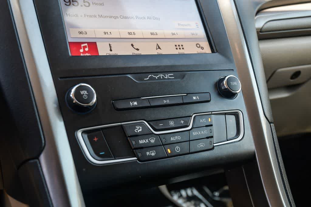 Used 2019 Ford Fusion SE FWD image 20