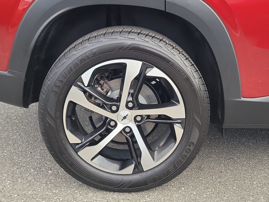 Used 2025 Chevrolet Trax RS w/ Sunroof Package FWD image 6