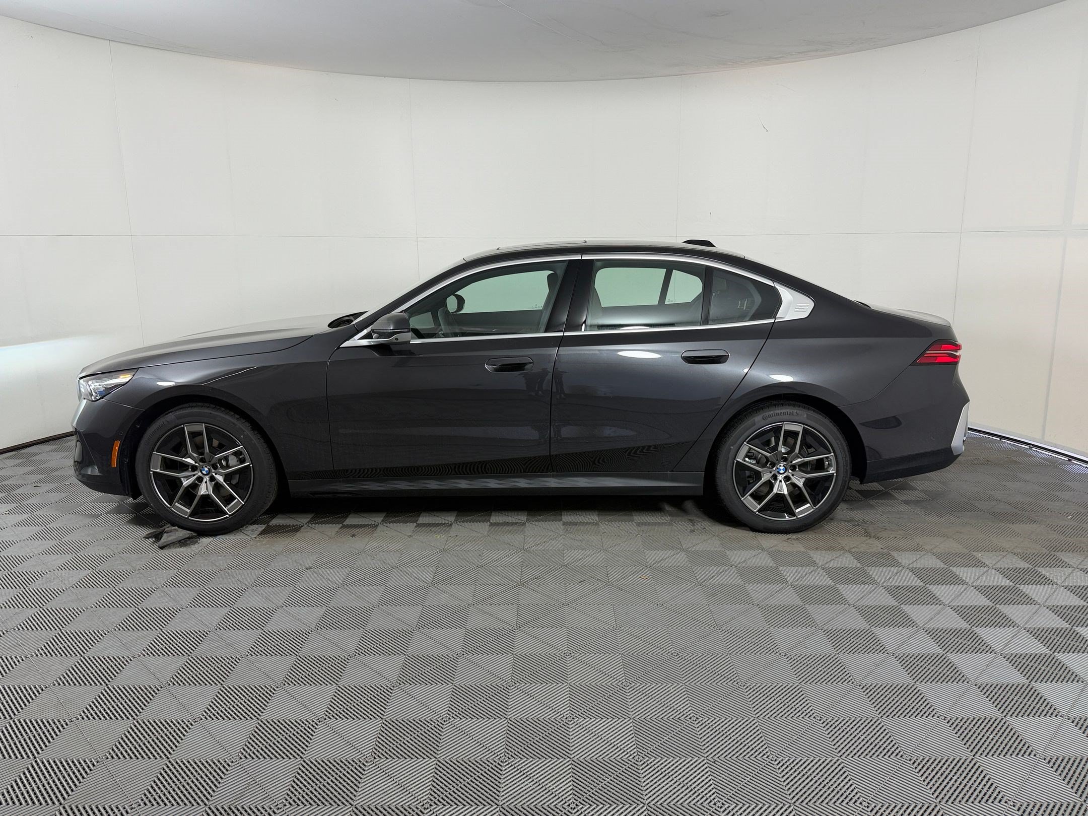 Used 2027 BMW 530i w/ Convenience Package RWD image 2