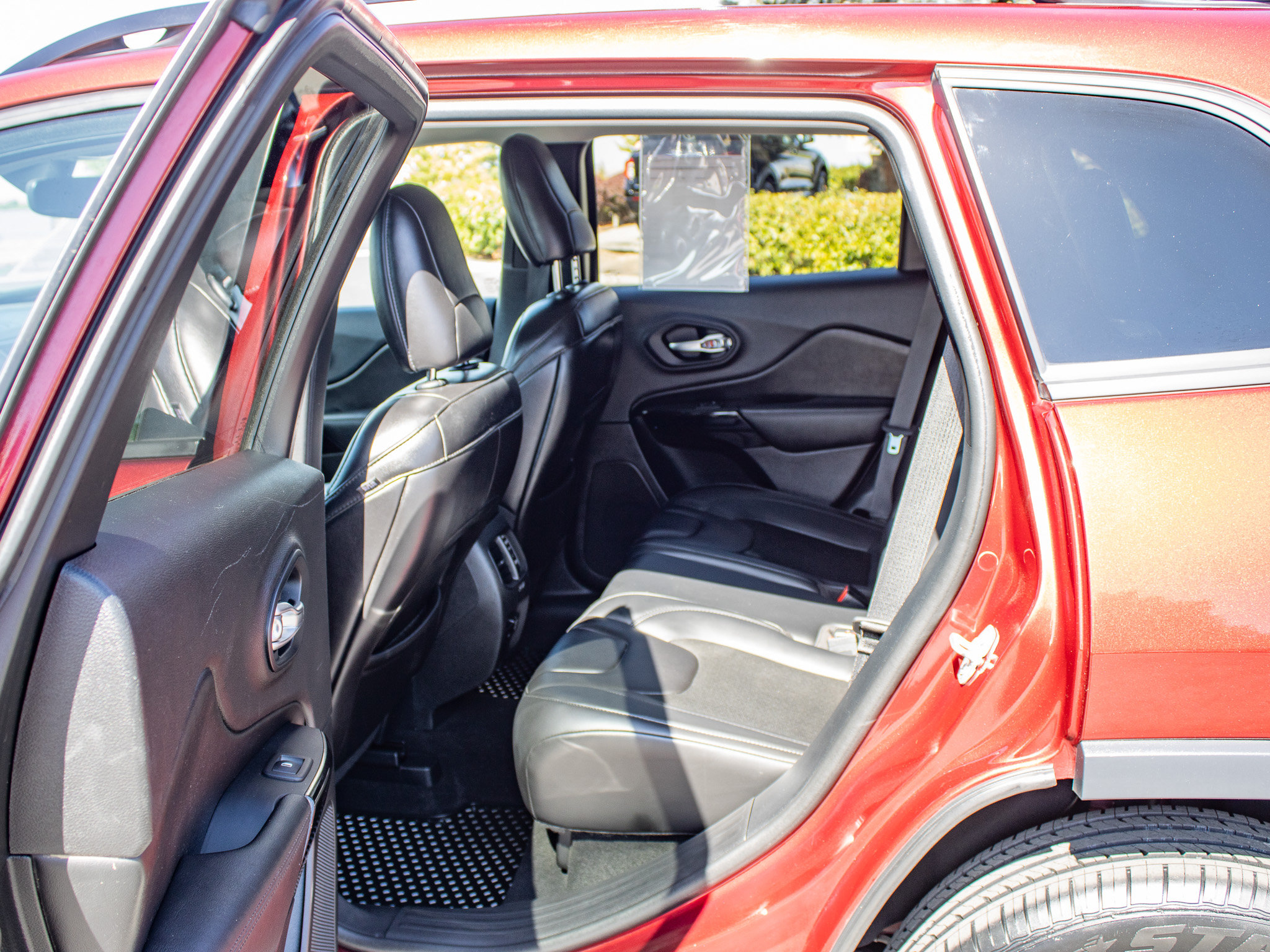 Used 2019 Jeep Cherokee Latitude Plus AWD/4WD image 15