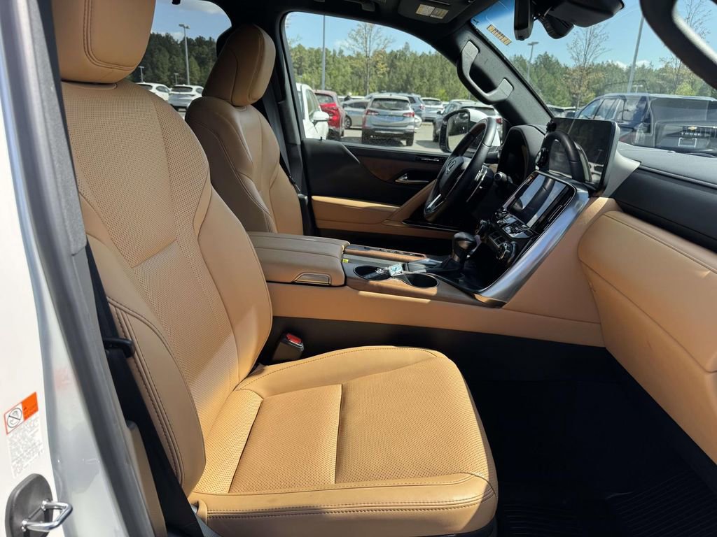 Used 2024 Lexus LX 600 4WD w/ Luxury Package image 19
