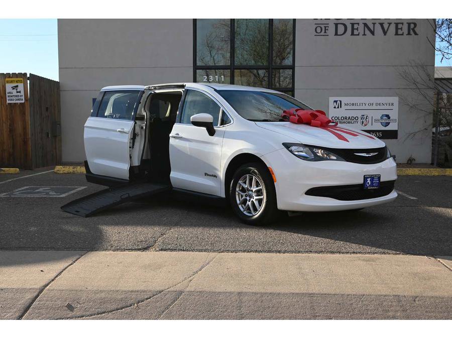 Used 2023 Chrysler Voyager LX image 2