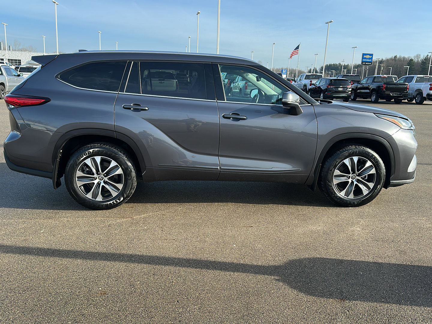 Used 2021 Toyota Highlander XLE image 12