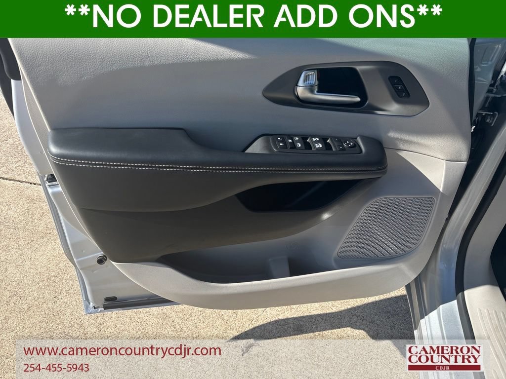Used 2023 Chrysler Pacifica Touring-L FWD image 10