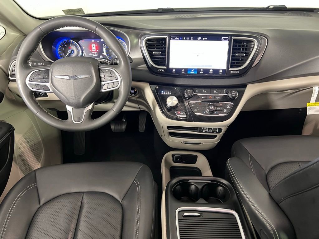 Used 2024 Chrysler Pacifica Touring-L image 17