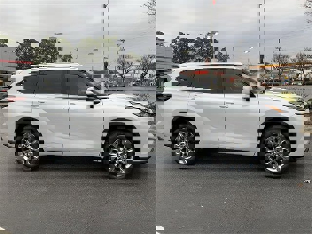 New 2026 Toyota Highlander Limited image 9