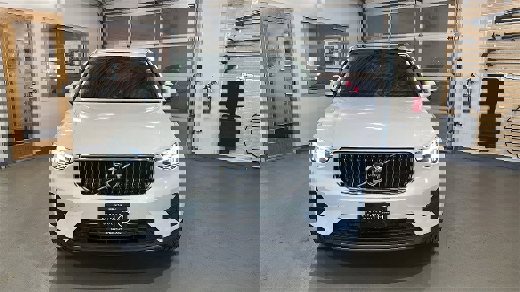 Certified 2025 Volvo XC40 B5 Core image 1