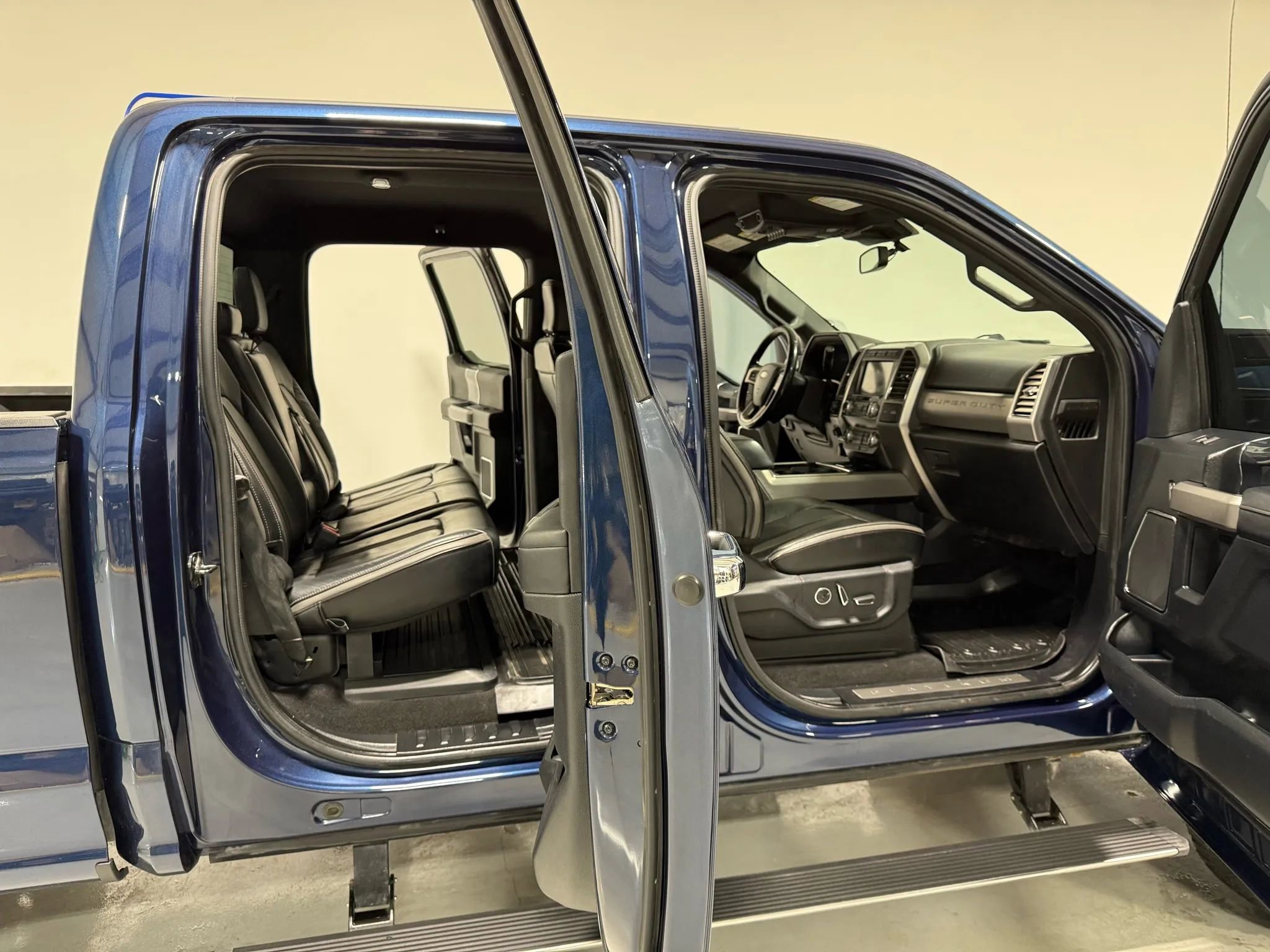 Used 2020 Ford F350 Platinum w/ FX4 Off-Road Package image 11