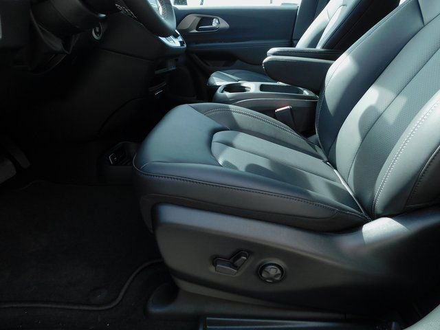 New 2026 Chrysler Pacifica Select image 23