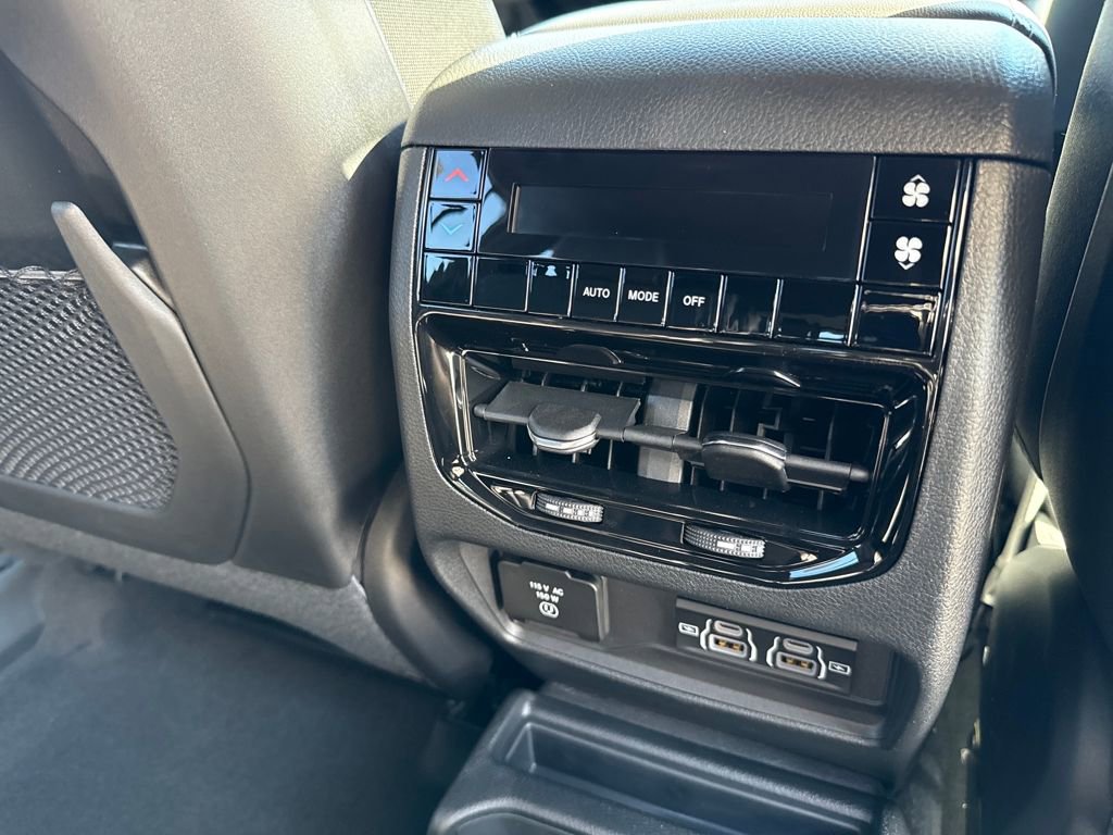 New 2025 Jeep Grand Cherokee L Laredo image 24