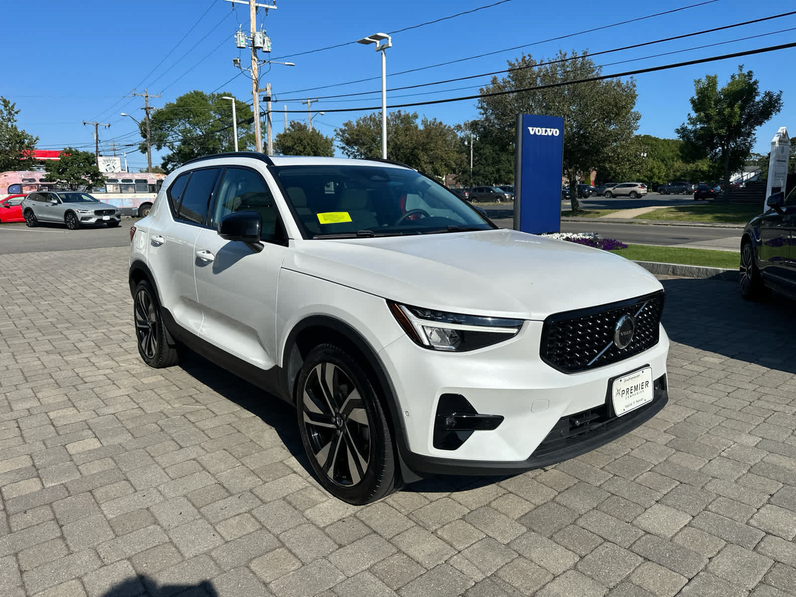 Used 2023 Volvo XC40 B5 Plus w/ Driver Assist Package AWD/4WD image 43