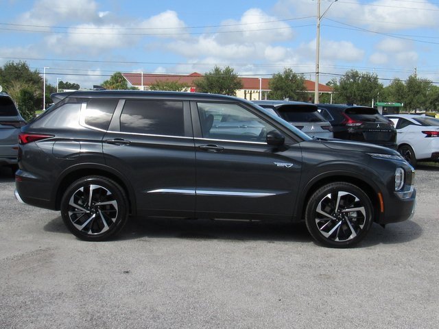 New 2025 Mitsubishi Outlander SE image 2