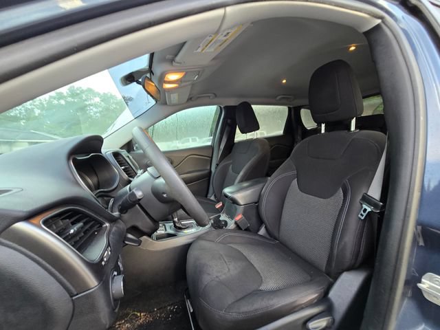 Used 2020 Jeep Cherokee Latitude FWD image 4