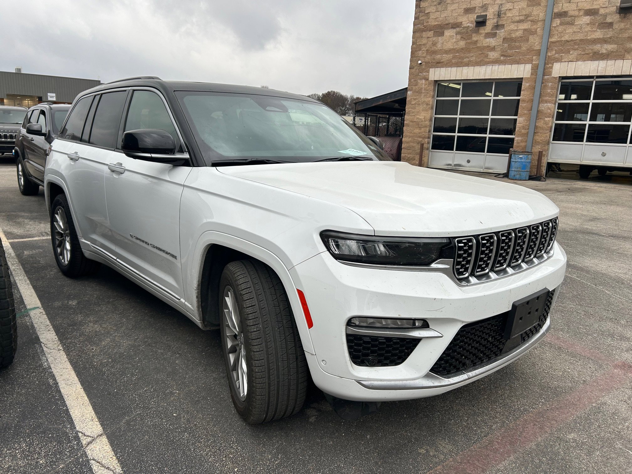 Used 2024 Jeep Grand Cherokee Summit image 2