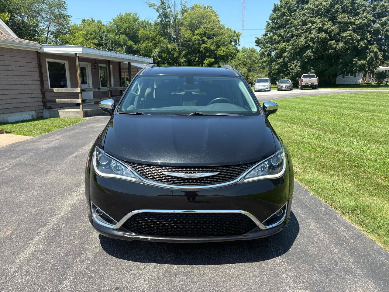 Used 2017 Chrysler Pacifica Limited w/ UConnect Theater Package FWD image 8
