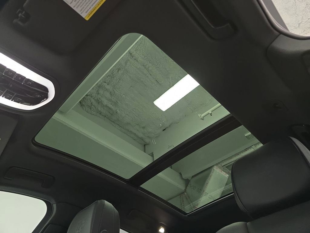 Certified 2025 Porsche Macan AWD/4WD image 26