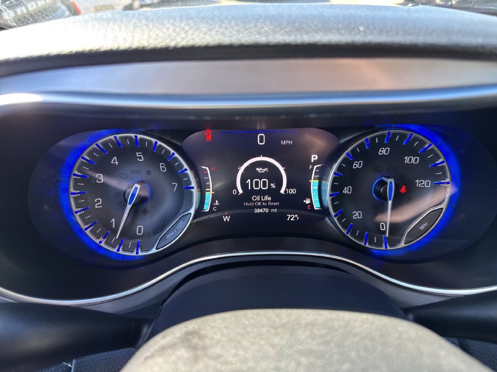 Used 2025 Chrysler Pacifica Limited FWD image 9